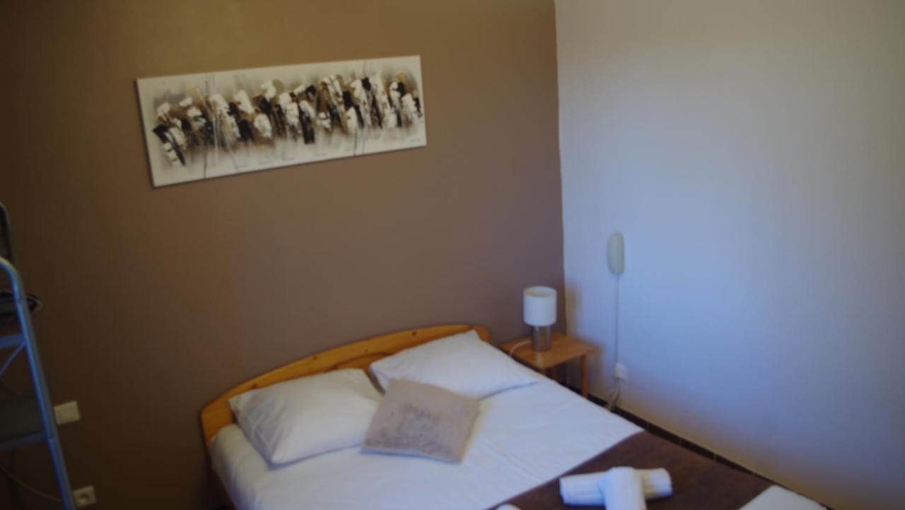 Le Robinson Otel Pierrelatte Dış mekan fotoğraf